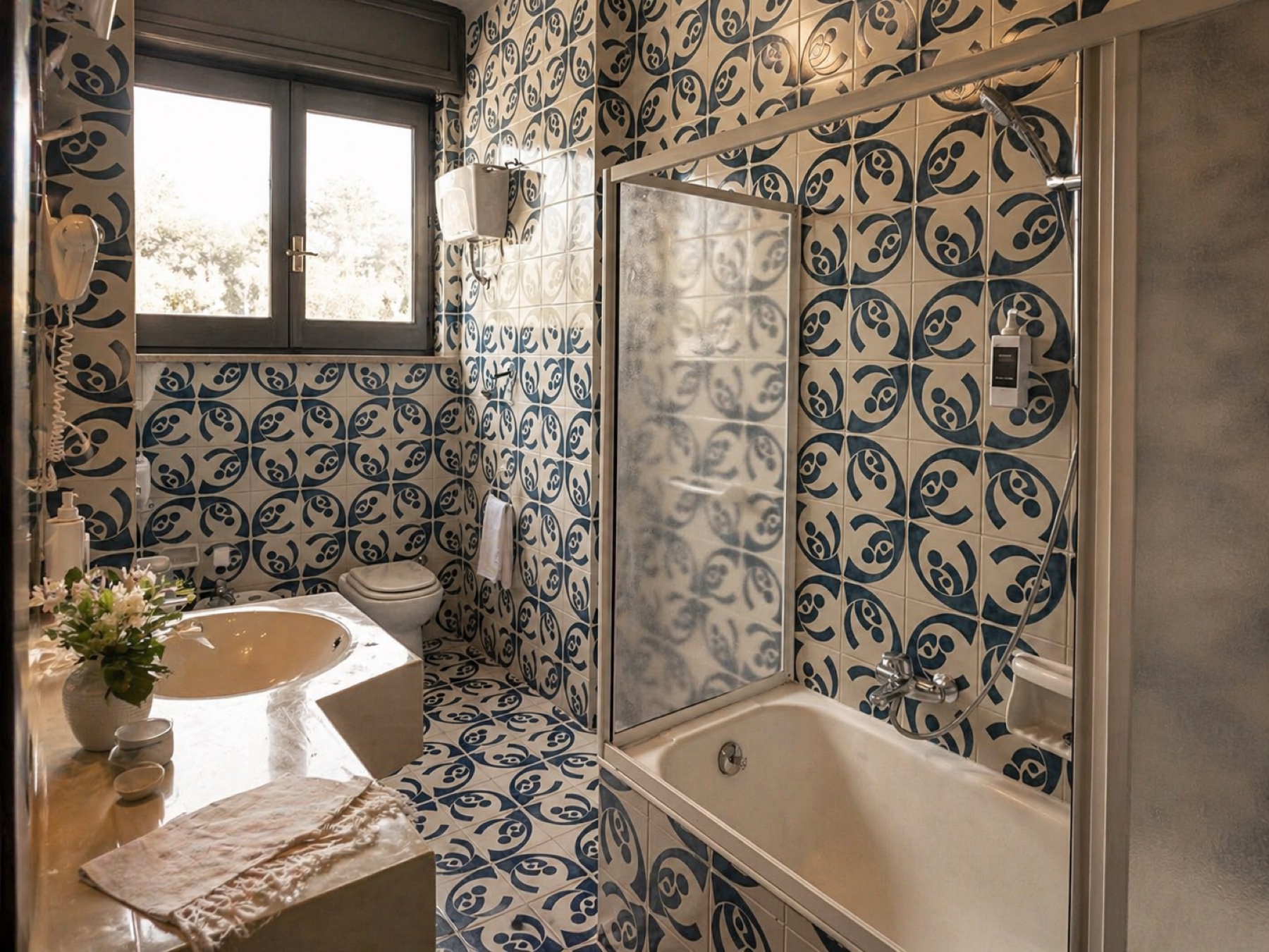Bagno con cementine pugliesi bianco-blu, vasca con doccia