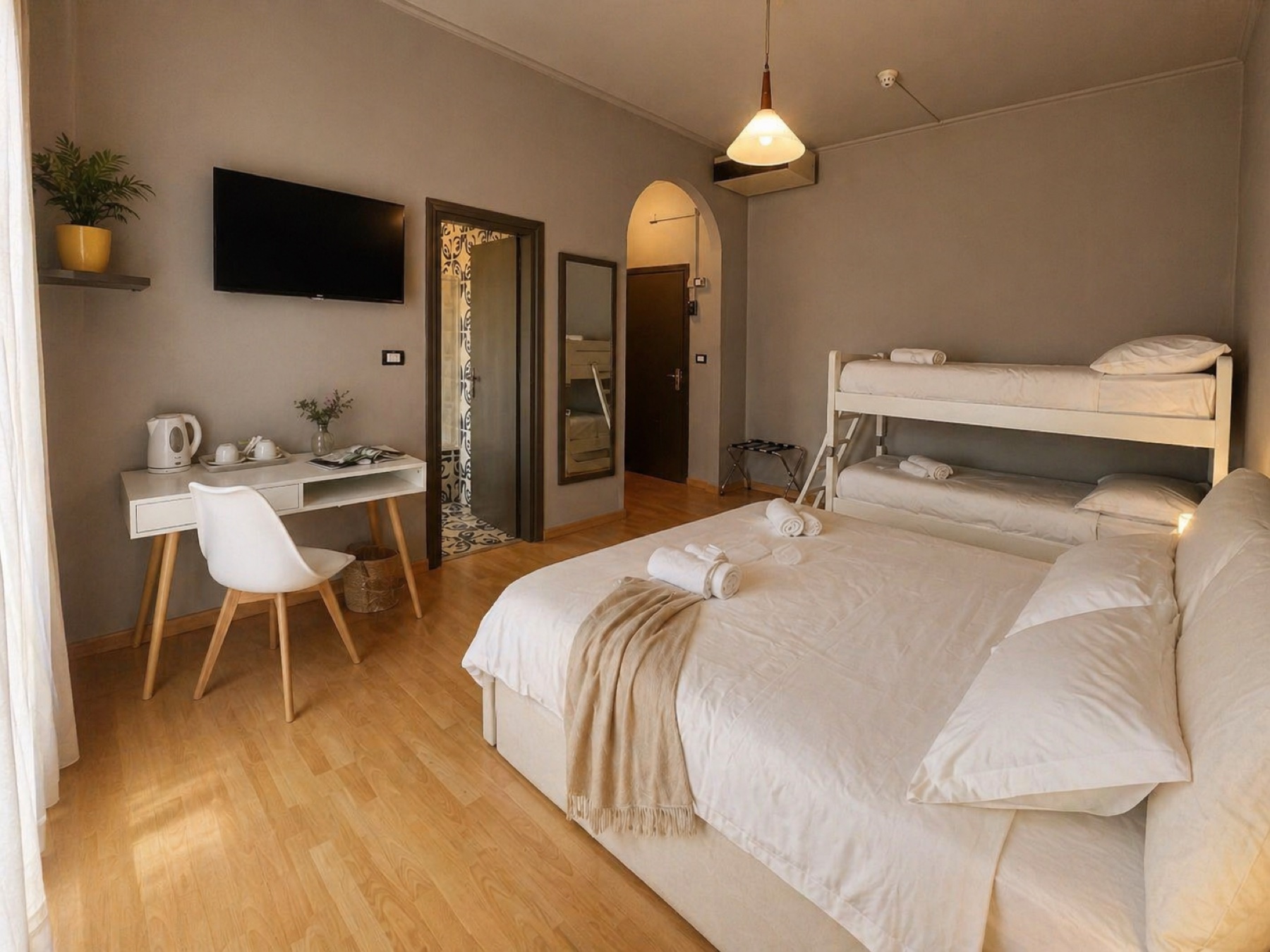 Camera famigliare con matrimoniale, letto a castello, scrivania e bollitore